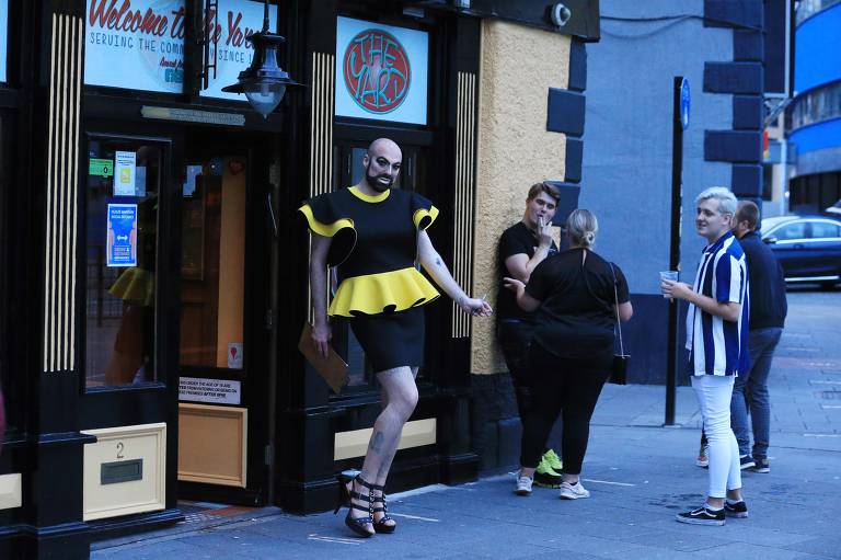 Drag queen recepciona cleintes em pub de Newcastle
