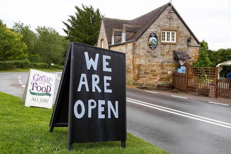 Placa do Plough Inn, na cidade de Ford, avisa os clientes que o pub está reaberto depois de 3 meses
