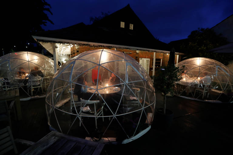 Restaurante St Villa, em St. Albans, instalou cápsulas para isolar os clientes na área externa na reabertura