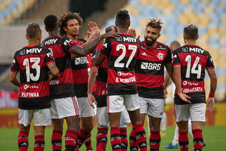 Jogadores do Flamengo comemoram gol durante partida contra o Volta Redonda