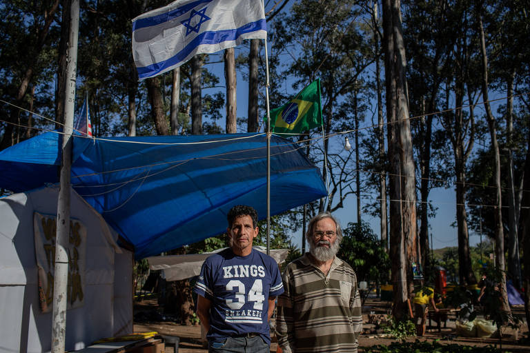 O ex-militar Jurandir e o engenheiro Bronzeri (de barba), que ficaram presos por 49 dias e foram soltos na sexta-feira (3)
