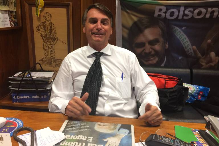 Jair Bolsonaro em seu gabinete, na Câmara dos Deputados, no dia do anúncio da vitória de Donald Trump, em 2016; já nessa época ele se comparava ao norte-americano e se dizia muito feliz com o resultado eleitoral nos EUA 