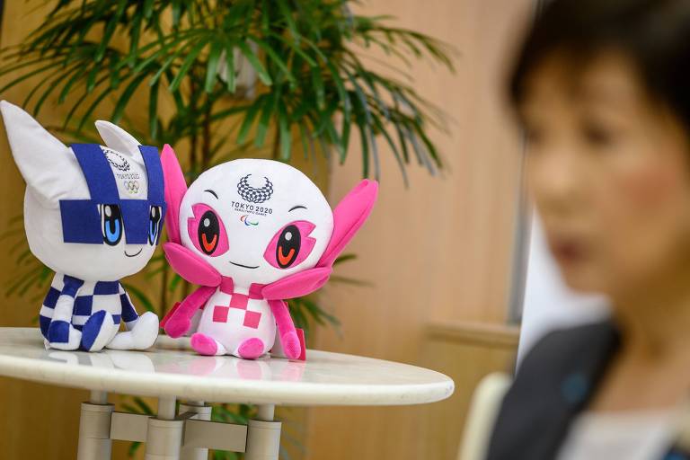 Os bonecos Miraitowa (à esq.) e Someity, mascotes da Olimpíada e da Paraolimpíada a serem realizadas em 2021, próximos à governadora de Tóquio, Yuriko Koike