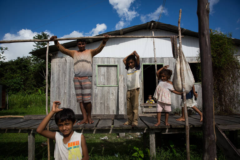 Moradores da comunidade Ribeirinha, Bacuri, as margens do rio Juruá