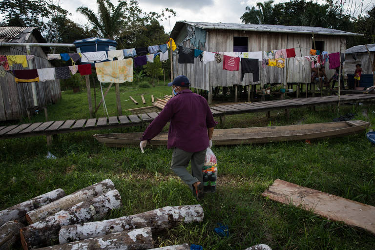 O pastor José Nobre entrega cestas básicas na Boca do Jacaré; recursos da comunidade ribeirinha diminuíram com a pandemia