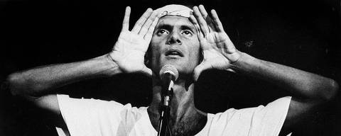 SÃO PAULO, SP, BRASIL, 1988: Música: o cantor e compositor Cazuza, durante show no Palace, em São Paulo (SP), (Foto: Masao Goto Filho/Folhapress)