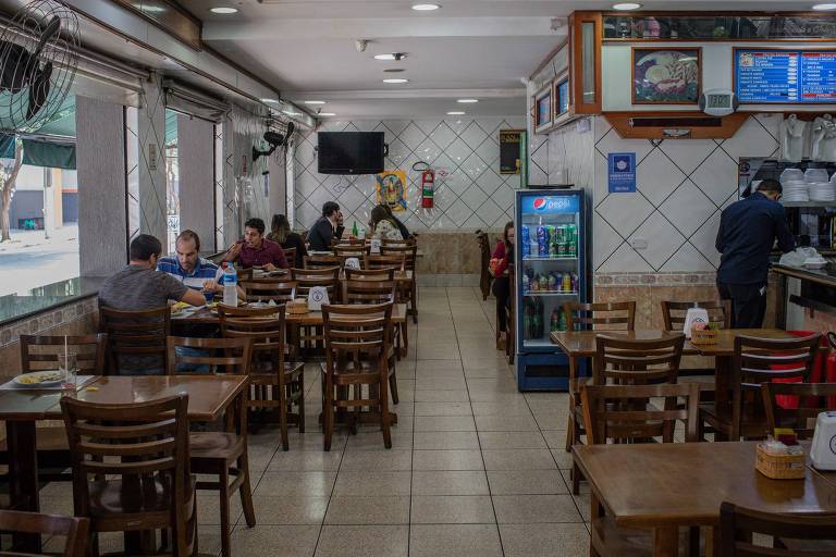 Bares e restaurantes reabrem em São Paulo