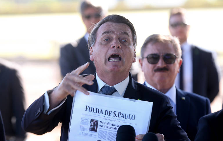 Sem máscara, Bolsonaro participa de eventos na pandemia