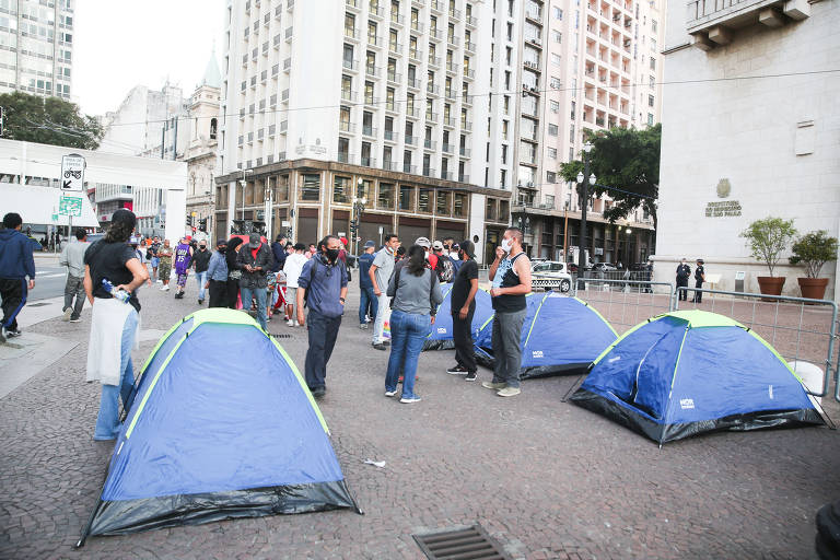 Moradores de rua acampam perto da Prefeitura de SP; veja fotos de hoje