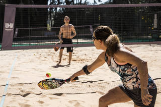 Reabertura dos Clubes em Sao Paulo. Mae e filhos (a empresaria Miriam Grun e o filho Felipe Grun Gelman) jogam beach tennis na quadra do clube Hebraica