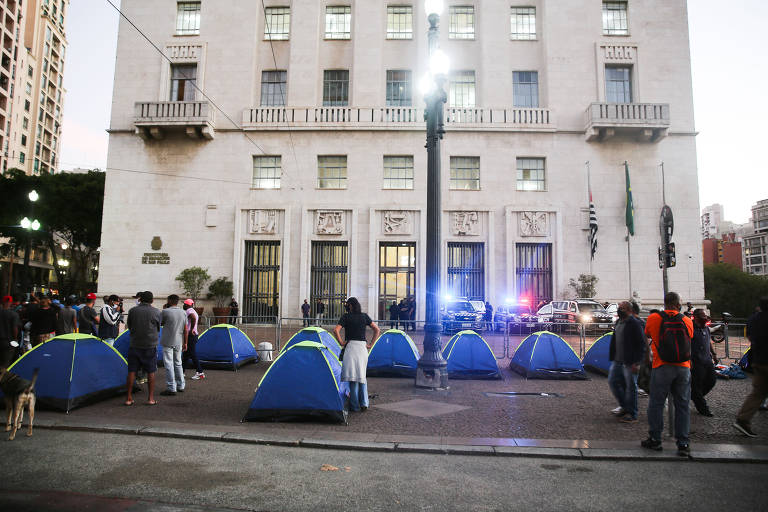 Moradores de rua acampam em frente à prefeitura de SP