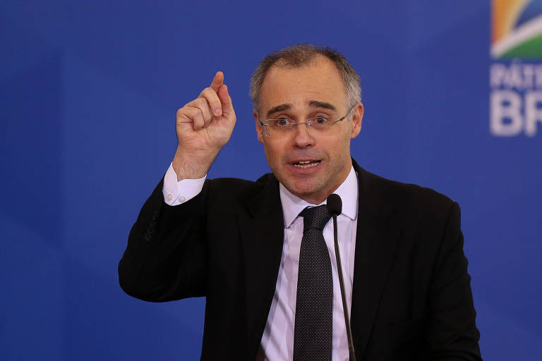 O ministro da Justiça, André Mendonça, toma posse em abril