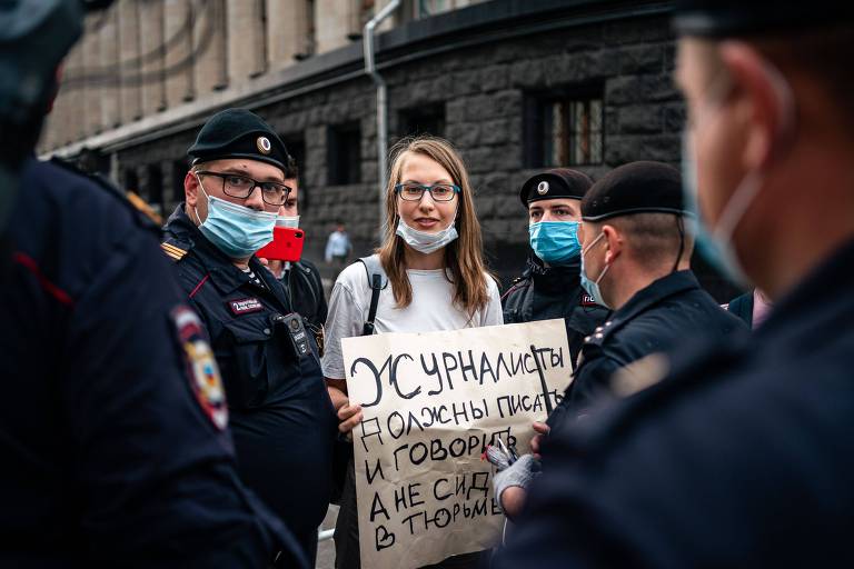Policiais prendem apoiadora de Safronov perto da sede do FSB, serviço secreto russo, na terça