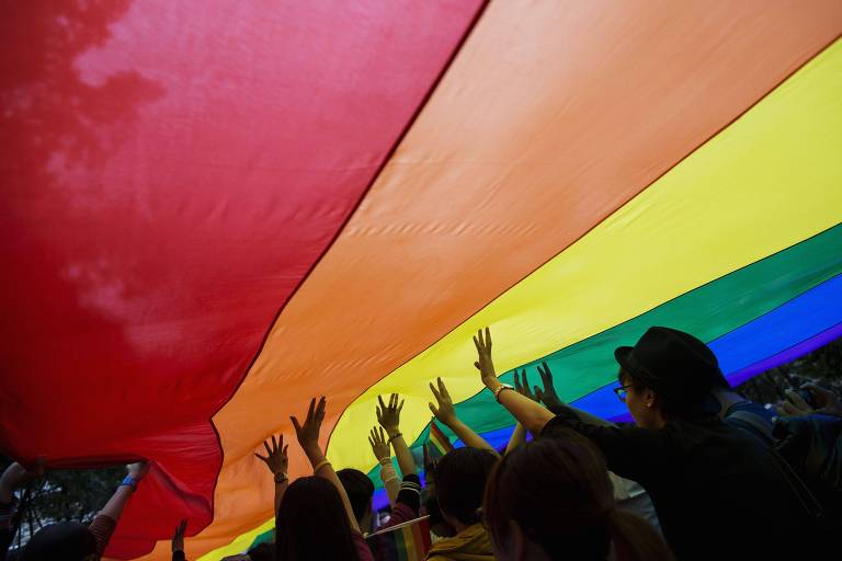 Bandeira do arco-íris durante parada do orgulho LGBTQIA+ em Hong Kong