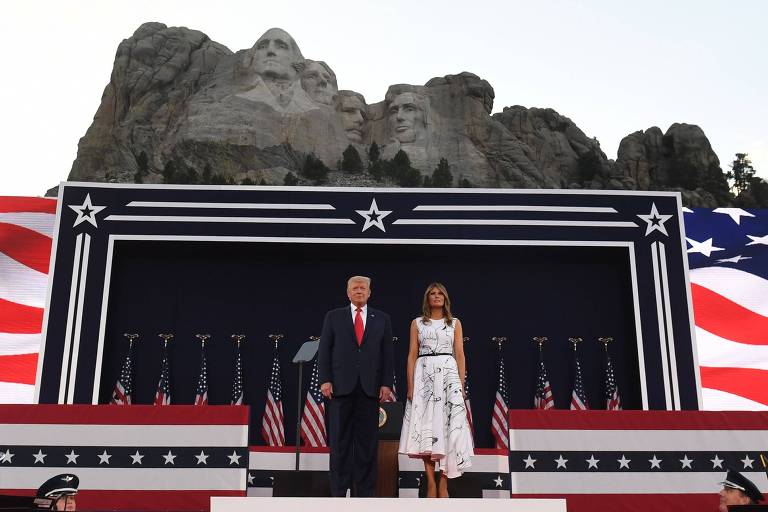 Donald Trump e a primeira-dama dos EUA, Melania Trump, participam de comemoração do Dia da Independência no Monte Rushmore