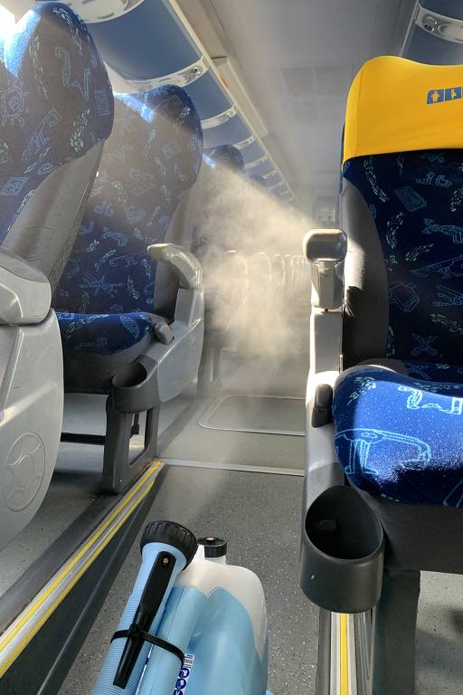 Aparelho nebuliza produtos químicos antibacterianos em interior de ônibus do Grupo JCA, que inclui as viações Cometa, Catarinense e 1001, entre outras