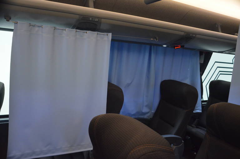 Ônibus com cortina antibacteriana para separar fileiras, desenvolvido pela Marcopolo
