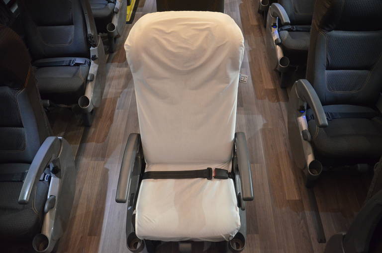 Poltrona com capa feita de tecido antibacteriano, desenvolvida pela Marcopolo