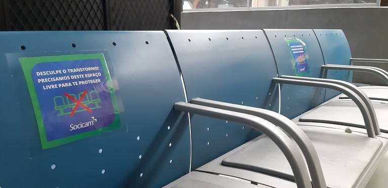 Assentos no terminal rodoviário do Tietê, em São Paulo, são demarcados para manter distanciamento entre os passageiros