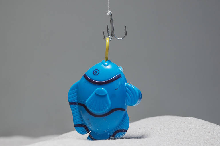 Peixe azul de brinquedo preso em anzol