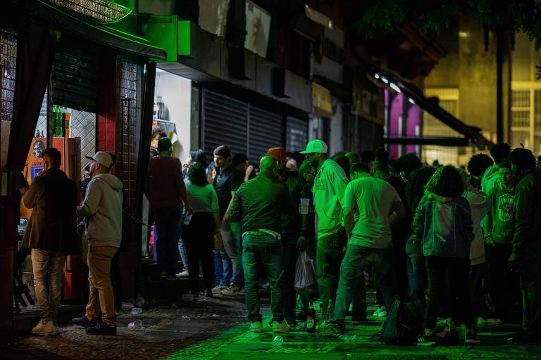 Jovens se aglomeram e bar da rua Dom José de Barros, na região da República, no centro de São Paulo