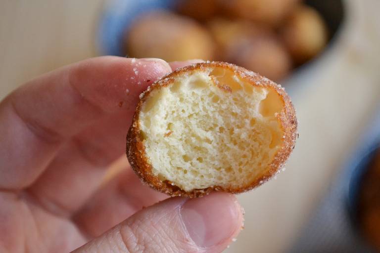 Receita fácil de bolinho de chuva para comer no frio - 17/07/2023 - Comida - Folha