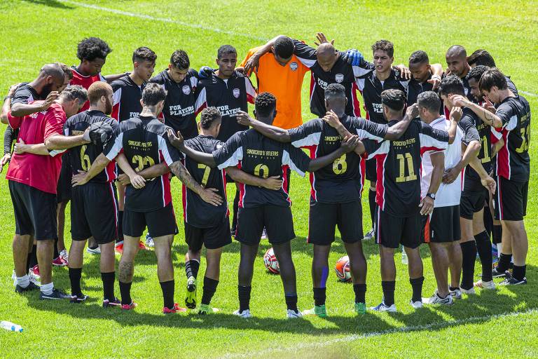 Jogadores em busca de clube durante peneira promovida pelo Sindicato dos Atletas de São Paulo