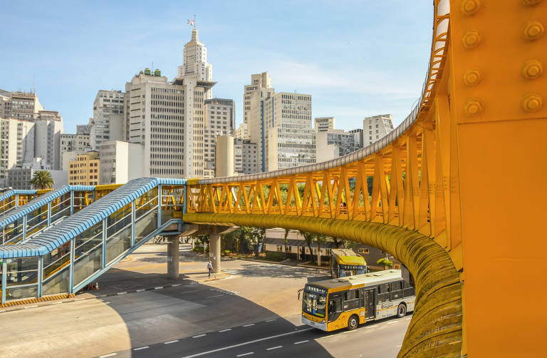 Ônibus passa sob passarela no Terminal Rodoviário Parque Dom Pedro II, na região central de SP