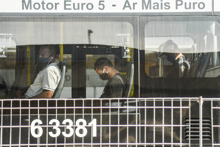 Passageiros dentro de transporte coletivo no centro de SP
