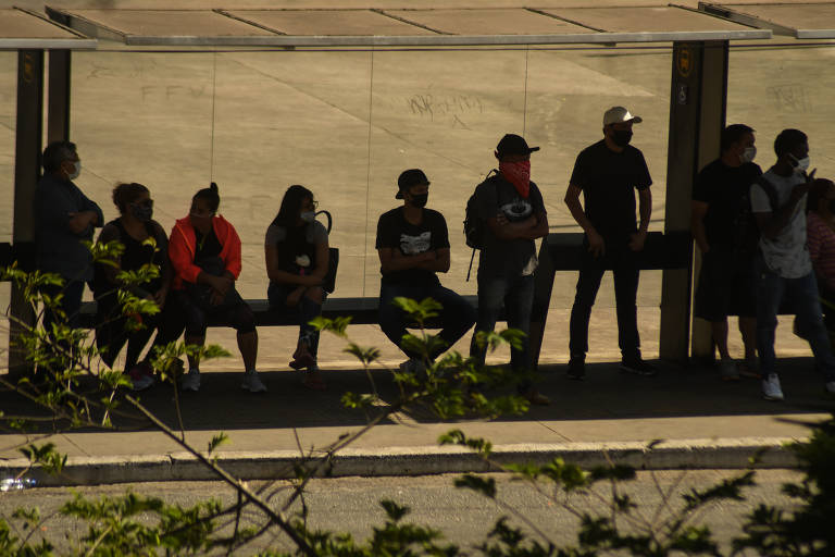 Passageiros no Terminal Rodoviário Parque Dom Pedro II, na região central de SP