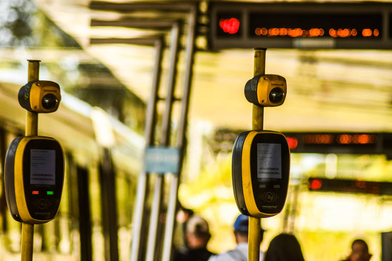 Validador de bilhete dentro de ônibus em São Paulo
