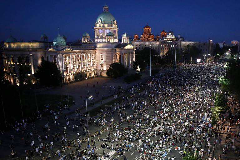 Manifestante fazem protesto pacífico em Belgrado, na frente do Parlamento da Sérvia