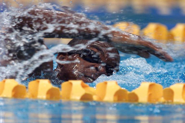 Herói improvável há 20 anos, nadador Eric Moussambani virou referência