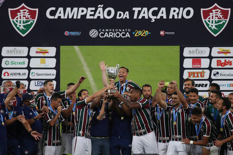 Jogadores do Fluminense levantam o troféu da Taça Rio após vitória sobre o Flamengo, nos pênaltis