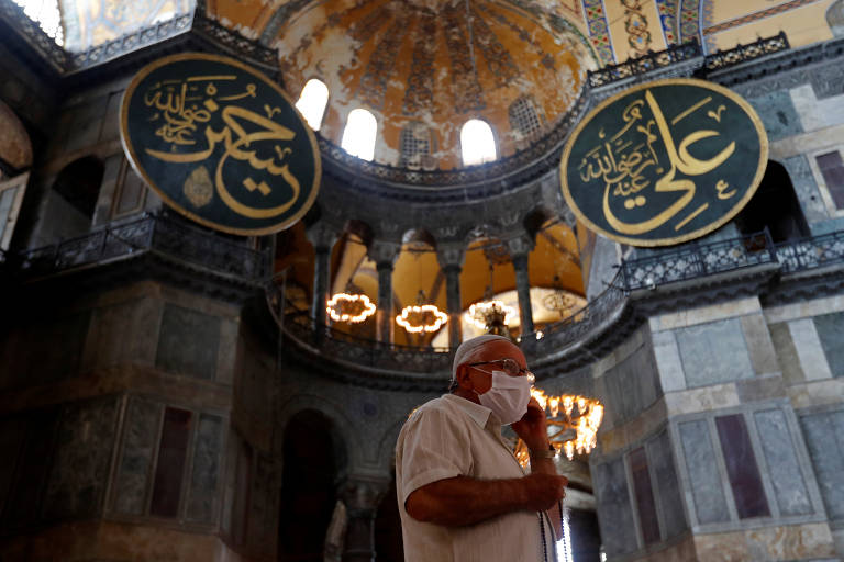 Homem sob o domo principal da Hagia Sophia, que voltará a ser uma mesquita