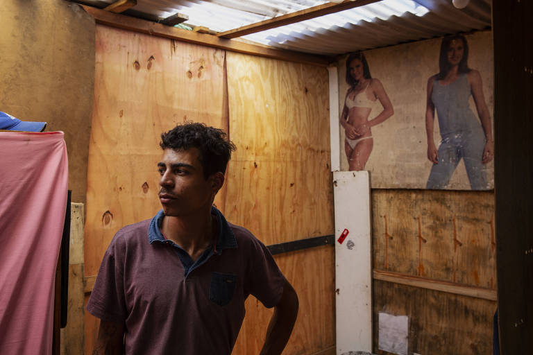 Mateus Nascimento, motorista de aplicativo, foi obrigado a devolver carro e agora mora em barraco