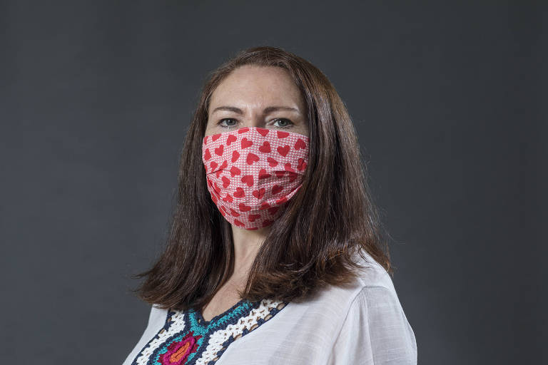 Com estabelecimentos comerciais, bares e restaurantes fechados, o consumo caiu e empresários ficaram sem fonte de renda. A saída de muitos foi enxugar os custos fixos, cortando funcionários. Foi o que ocorreu com a vendedora Helena Torres (foto), que estava trabalhando em uma loja de roupa no Shopping Iguatemi