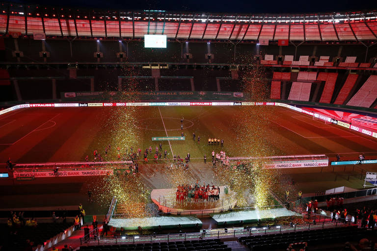 Na Alemanha, Bayern venceu a Bundesliga e a Copa, quando ergueu o troféu para um estádio sem público