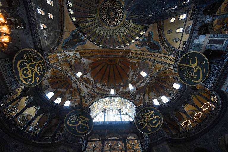 Museu da catedral de Hagia Sophia volta a ser uma mesquita em Istambul