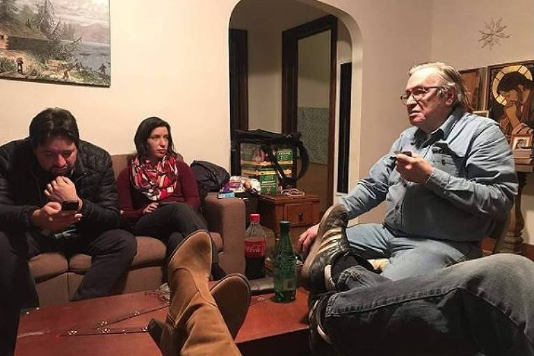 À esq., olhando no celular, o ex-assessor do MEC Silvio Grimaldo de Camargo, ao lado da filha de Olavo e do próprio escritor.