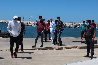 Imigrantes ilegais Marroquinos ao largo de Faro