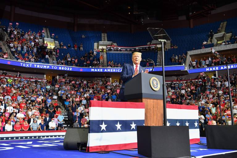 Trump discursa em comício em Tulsa, Oklahoma; cerca 6.200 compareceram à arena, que tem capacidade para 19 mil