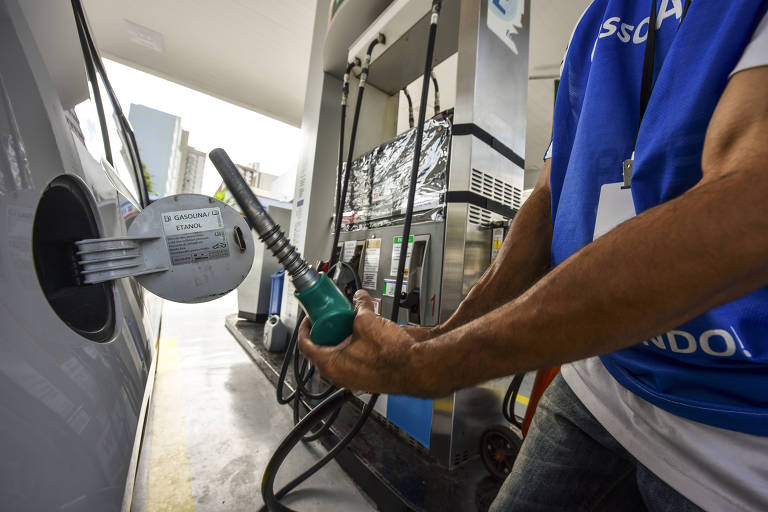 Queda na demanda por etanol reduz preço de combustíveis, diz associação