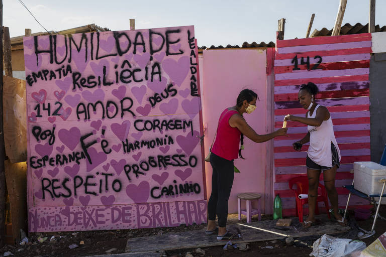 Mulher compra "geladinho" de moradora da ocupação