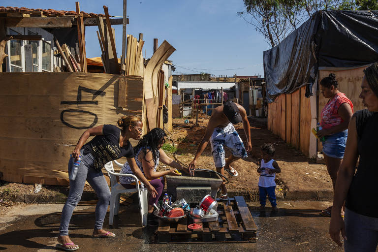 Moradores utilizam tanque comunitário para lavar louça