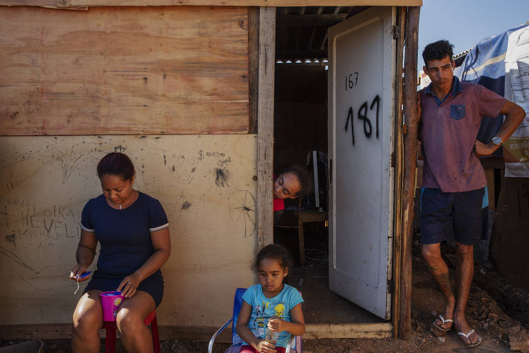 Mateus Nascimento, ex-motorista de aplicativo, e Rosileide Paranhos em frente ao seu barraco na ocupação