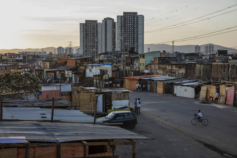 Vista da ocupação no Jardim Julieta, às margens da rodovia Fernão Dias