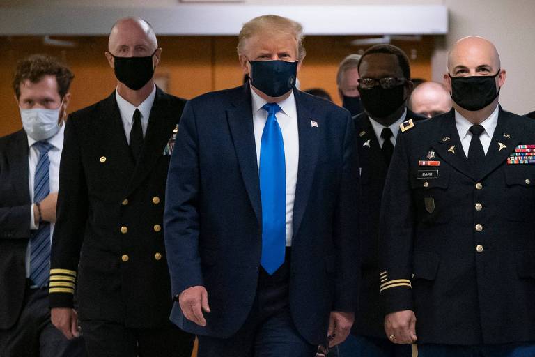 O presidente americano, Donald Trump, usa máscara durante visita ao Centro Médico Militar Walter Reed em Bethesda, Maryland, em 11 de julho