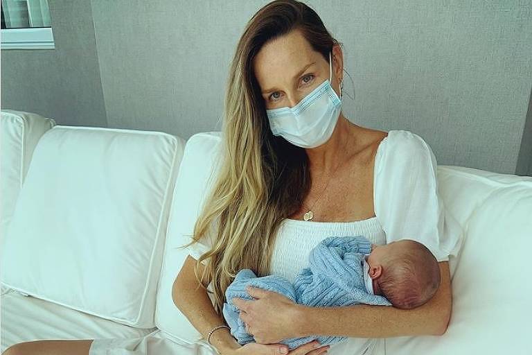 Três semanas após o parto, Mariana Weickert não beija o filho sem máscara