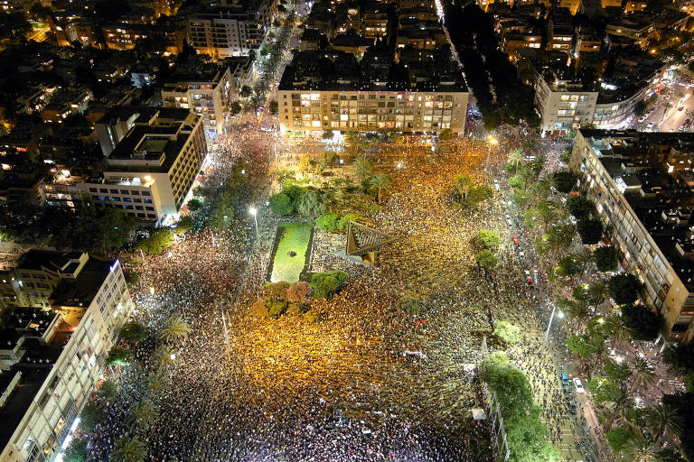 Vista aérea da praça Rabin, onde israelenses protestam contra a resposta que o governo vem dando ao coronavírus 

